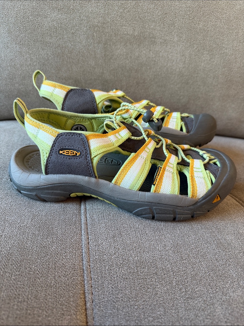 🔥 like New KEEN Newport H2 Closed Toe Water Sandals GREEN WHITE Size 9 shoes